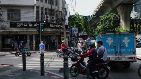 El-Hombre-Cruza-Y-Las-Motocicletas-Se-Mueven-Mientras-No-Hay-Peatones-En-El-Carril,-El-Carril-Peatonal-En-Sukhumvit-26-Al-Otro-Lado-Es-La-Sastrería-Beethoven,-Bangkok,-Tailandia