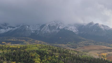 Vista-Panorámica-De-Majestuosos-Picos-Montañosos,-Montañas-Rocosas-De-Colorado