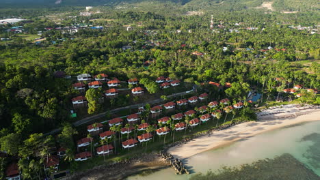 Vista-Aérea-Del-Resort-De-Playa-En-La-Isla-Tropical-De-Koh-Samui,-Tailandia,-El-Sudeste-Asiático,-Paraíso-De-Vacaciones-De-Viaje