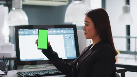 Entwickler-Zeigt-Mobiltelefon-Mit-Greenscreen-Vorlage