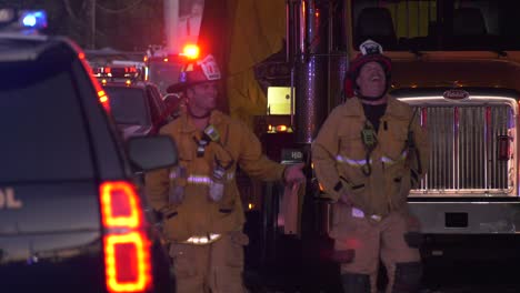 Los-Bomberos-Caminan-Por-La-Carretera.