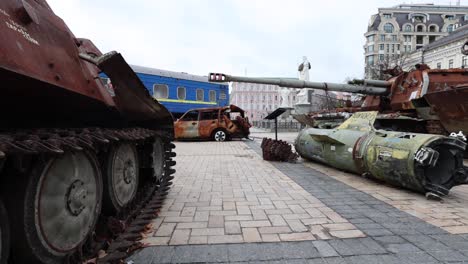 Kriegsausstellung-Auf-Dem-Sophia-Platz-In-Kiew-Mit-Zerstörten-Russischen-Fahrzeugen-Und-Einem-Von-Kugeln-Getroffenen-Ukrainischen-Zug