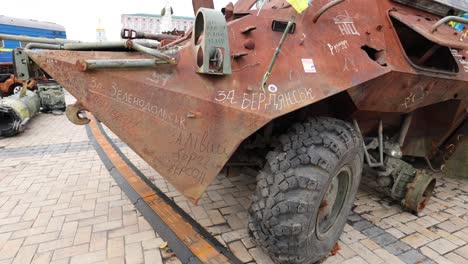 Kiewer-Kriegsausstellung-Auf-Dem-Sophia-Platz-–-Zerstörter-Russischer-Schützenpanzer,-Ukraine