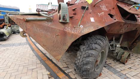 Exposición-De-La-Guerra-De-Kiev-En-La-Plaza-Sofía---Transporte-Blindado-De-Personal-Ruso-Destruido,-Ucrania