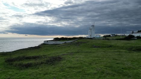 St.-Catherines-Leuchtturm-Isle-Of-Wight-Drohne,-Sturmwolken-Aus-Der-Luft-Sammeln-Sich