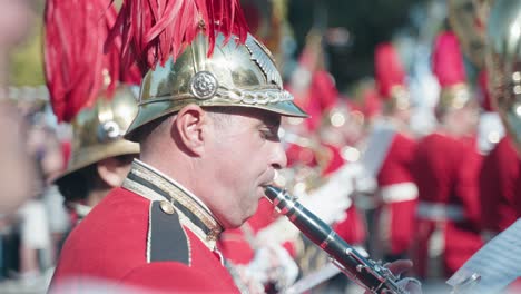 Primer-Plano-De-Un-Hombre-Tocando-El-Clarinete-Durante-El-Día-De-Ochi-En-Corfú.