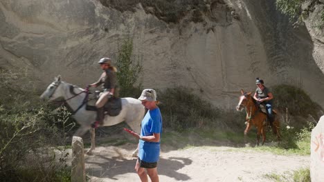 Excursionistas,-Actividades-A-Caballo,-Experiencia-Turística-De-Aventura,-Sendero-Natural.