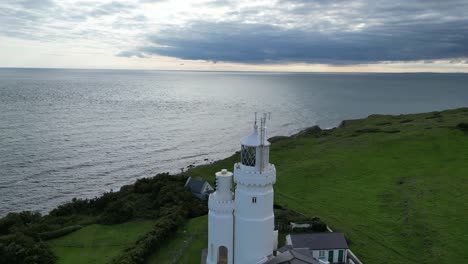 St.-Catherines-Leuchtturm,-Isle-Of-Wight,-Zurückziehen,-Drohnenantenne,-Umgekehrte-Enthüllung