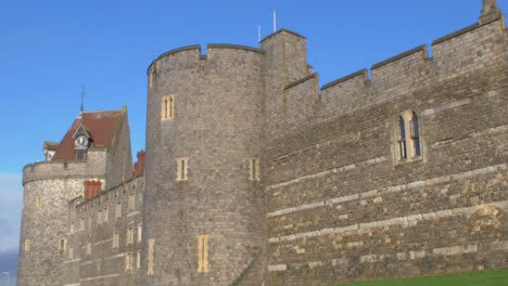Äußere-Ziegelmauern-Des-Schlosses-Windsor-Mit-Ausgestelltem-Uhrturm