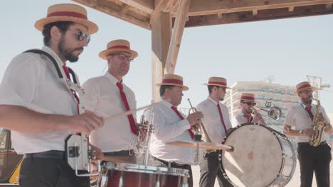 Palavas-Feria-Band-En-El-Festival-De-Primavera,-Palavas-les-Flots,-Francia