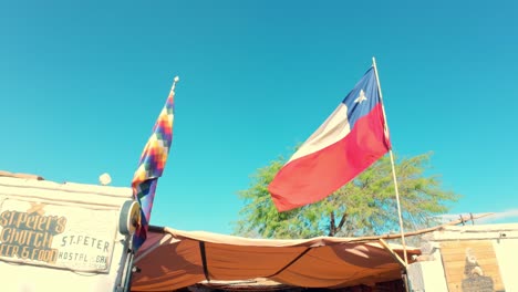 Dos-Banderas-En-El-Centro-De-La-Ciudad-De-San-Pedro-De-Atacama