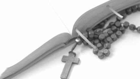 Zu-Gott-Beten-Mit-Einem-Kreuz-Auf-Der-Bibel-Auf-Einem-Tisch-Ohne-Menschen-Stock-Footage-Stock-Video