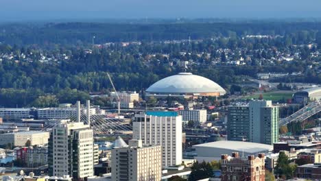 Tacoma-Dome-über-Der-Innenstadt-Von-Tacoma-In-Washington,-Vereinigte-Staaten