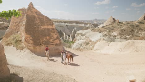 Turismo-Paseos-A-Caballo-Impresionante-Paisaje-Rocoso-Senderos-Valle-Rosa-Roja