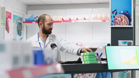 Trabajadores-De-La-Salud-Organizando-Todos-Los-Productos-Farmacéuticos-En-Los-Estantes