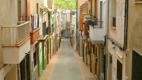 Paso-Estrecho-En-Un-Pueblo-Típico-De-Borriol,-España.