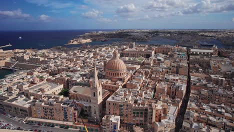 Schnelle-Drohnenumlaufbahn-Um-Die-Berühmte-Kuppel-Von-Valletta,-Malta