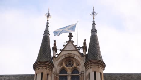 Bandera-Escocesa-Ondeando-Sobre-La-Casa-De-La-Ciudad-Del-Gobierno-Del-Pueblo-En-Inverness,-Escocia,-En-Las-Tierras-Altas