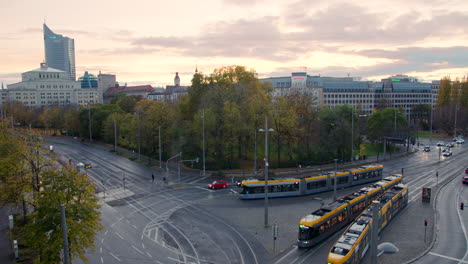 Transporte-Público-En-Las-Calles-Del-Centro-De-La-Ciudad-De-Leipzig-Durante-La-Puesta-De-Sol.