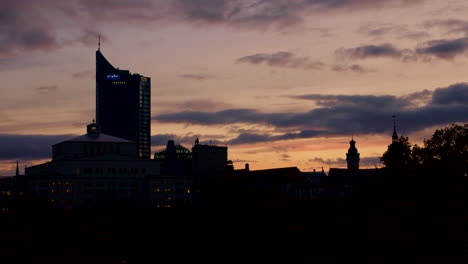 Silhouette-Der-Leipziger-Skyline-Unter-Dramatischem-Himmel-Und-Farbenprächtigem-Sonnenuntergang