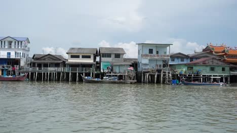 Disfrute-De-Una-Vista-De-Una-Bahía-Costera-Adornada-Con-Una-Comunidad-Residencial-Desde-La-Perspectiva-Del-Mar-En-Johor-Bahru,-Malasia