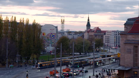 Trenes-Modernos-Frente-Al-Edificio-De-La-Estación-Principal-De-Leipzig-Durante-La-Puesta-De-Sol.