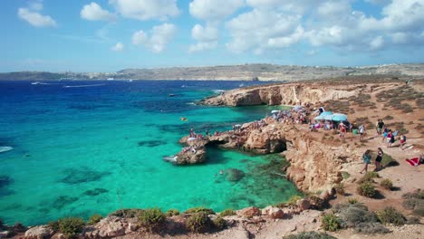 Toma-Panorámica-De-La-Bahía-Rocosa-De-La-Laguna-Azul-En-La-Isla-De-Comino,-Malta