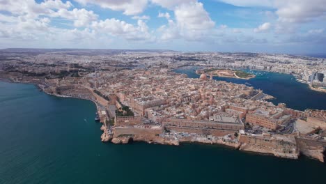 Weites,-Dramatisches-Stadtbild-Der-Altstadt-Und-Des-Hafens-Von-Valletta,-Malta