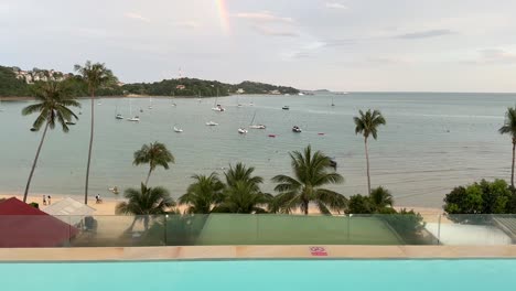 Regenbogen-Am-Pool-In-Phuket,-Thailand-Nach-Regnerischem-Wetter,-Erstaunlicher-Hintergrund