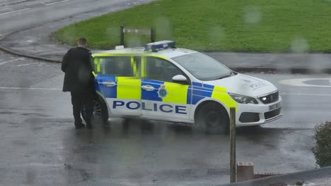 Festgenommener-Mann-Sitzt-In-Polizeifahrzeug-Mit-Sichtschutzmosaik,-Um-Die-Identitätsbeobachtung-Vor-Regnerischem-Fenster-Zu-Schützen