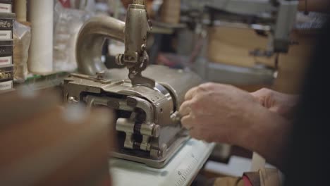 Detail-Der-Maschine-Und-Hände-Des-Lederhandwerkers-Beim-Ausdünnen-Des-Ledergürtels