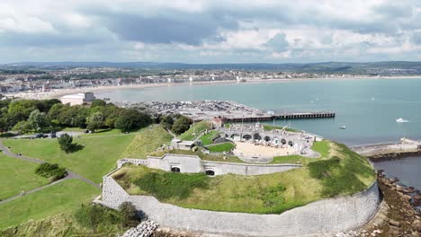 Nothe-Fort-Weymouth,-Dorset,-Vereinigtes-Königreich,-Schwenk-Drohnenantenne