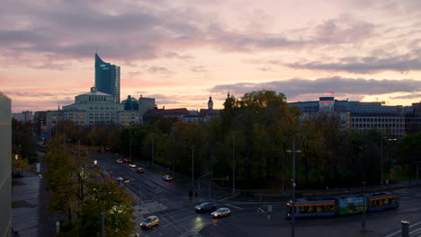 Leipzig-Lapso-De-Tiempo-De-Puesta-De-Sol-Con-Vista-Panorámica-Del-Paisaje-Urbano-Y-Tráfico