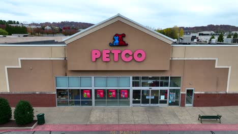 Toma-Aérea-De-La-Tienda-Petco-En-Estados-Unidos.