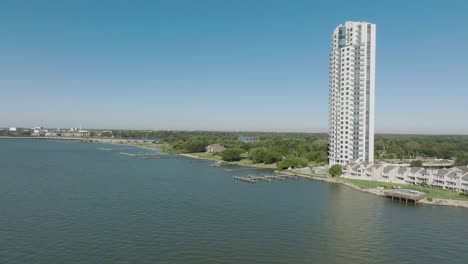 Una-Toma-Aérea-Del-Rascacielos-Enforcement,-Un-Lujoso-Y-Moderno-Edificio-De-30-Pisos-Ubicado-En-Seabrook,-Texas,-Con-Vistas-Incomparables-De-La-Zona-Clara-Del-Lago-Y-Del-Horizonte-De-Houston.