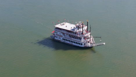 Barco-Turístico-A-Cámara-Lenta-En-Cincinnati,-Ohio,-Estados-Unidos-Navegando