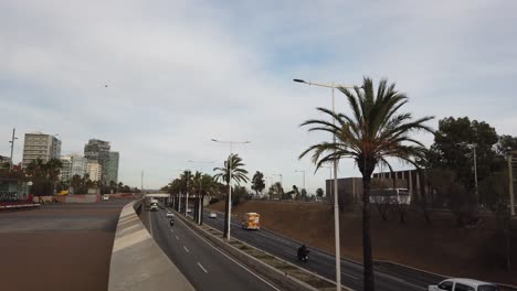 Panoramastraße-Entlang-Des-Strandes-Von-Mar-Bella,-El-Poblenou,-Barcelona,-Reisestimmung