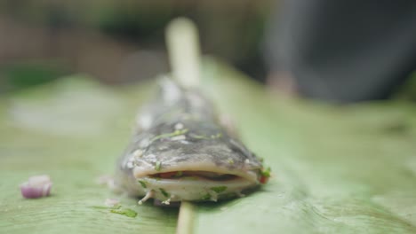 Primer-Plano-De-Pescado-Preparándose-Para-Asar-En-La-Selva-Amazónica,-Perú