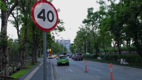 Vista-De-Una-Calle-Estrecha-Y-No-Tan-Transitada-En-Un-Complejo-De-Oficinas-Del-Gobierno-De-La-Ciudad,-Ubicado-En-Chaeng-Watthana,-Bangkok,-Tailandia