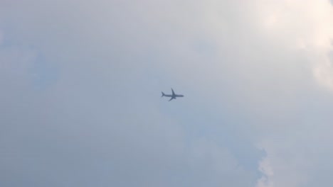 Visto-Volando-Hacia-La-Derecha-Desde-Las-Nubes-Oscuras-Hasta-El-Cielo-Brillante-Después-Del-Despegue,-Nok-Air,-Aeropuerto-Internacional-Don-Mueang,-Bangkok,-Tailandia