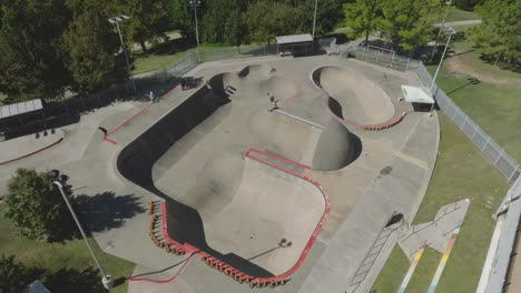 Una-Vista-Aérea-Ascendente-De-Drones-De-Patinadores-En-El-Skatepark-Lee-Y-Joe-Jamail-En-Buffalo-Bayou-Park-En-Houston,-Texas