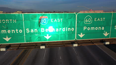 Luftaufnahme-Vor-Autobahnschildern-Am-Gesperrten-Interstate-10-In-La,-USA