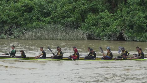 Regatta-Und-Gedong-Festival,-Sarawak-–-30.-Juli-2023,-Langes-Bootsrennen