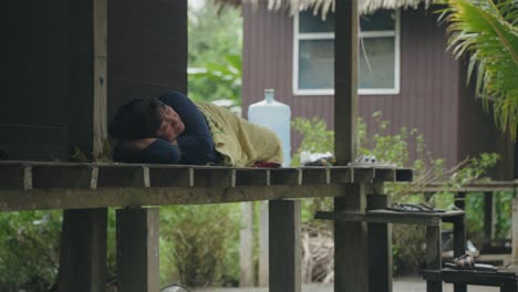 Indígena-Del-Perú-Tomando-Una-Siesta-Mientras-Llueve-En-La-Selva