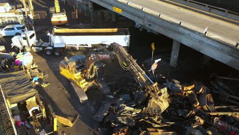 Luftaufnahme-Eines-Baggers,-Der-Einen-Brandschaden-An-Einem-LKW-Auf-Der-Interstate-10-In-LA-Anhebt