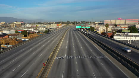 Luftaufnahme-über-Die-Gesperrte-Interstate-10,-Nachfolgende-Autos-Fahren-Auf-Einem-Detor-In-La