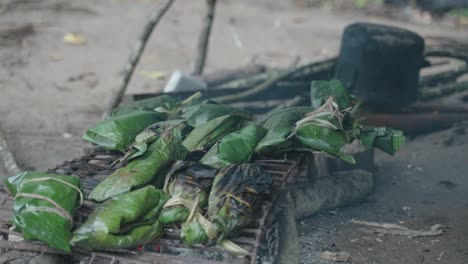 Primer-Plano-De-Comida-Envuelta-Sobre-Un-Incendio-En-La-Selva-Amazónica,-Perú