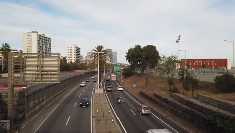 Panorámica-Sobre-La-Autopista-En-Barcelona-En-El-Barrio-Del-Poblenou-Bogatell