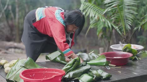 Toma-Estática-De-Una-Mujer-Tradicional-En-La-Selva-Amazónica-Preparando-Comida.