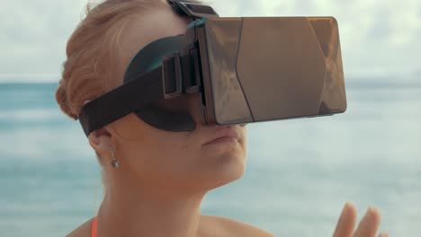 Frau-Unterhält-Sich-Mit-VR-Brille-Am-Strand